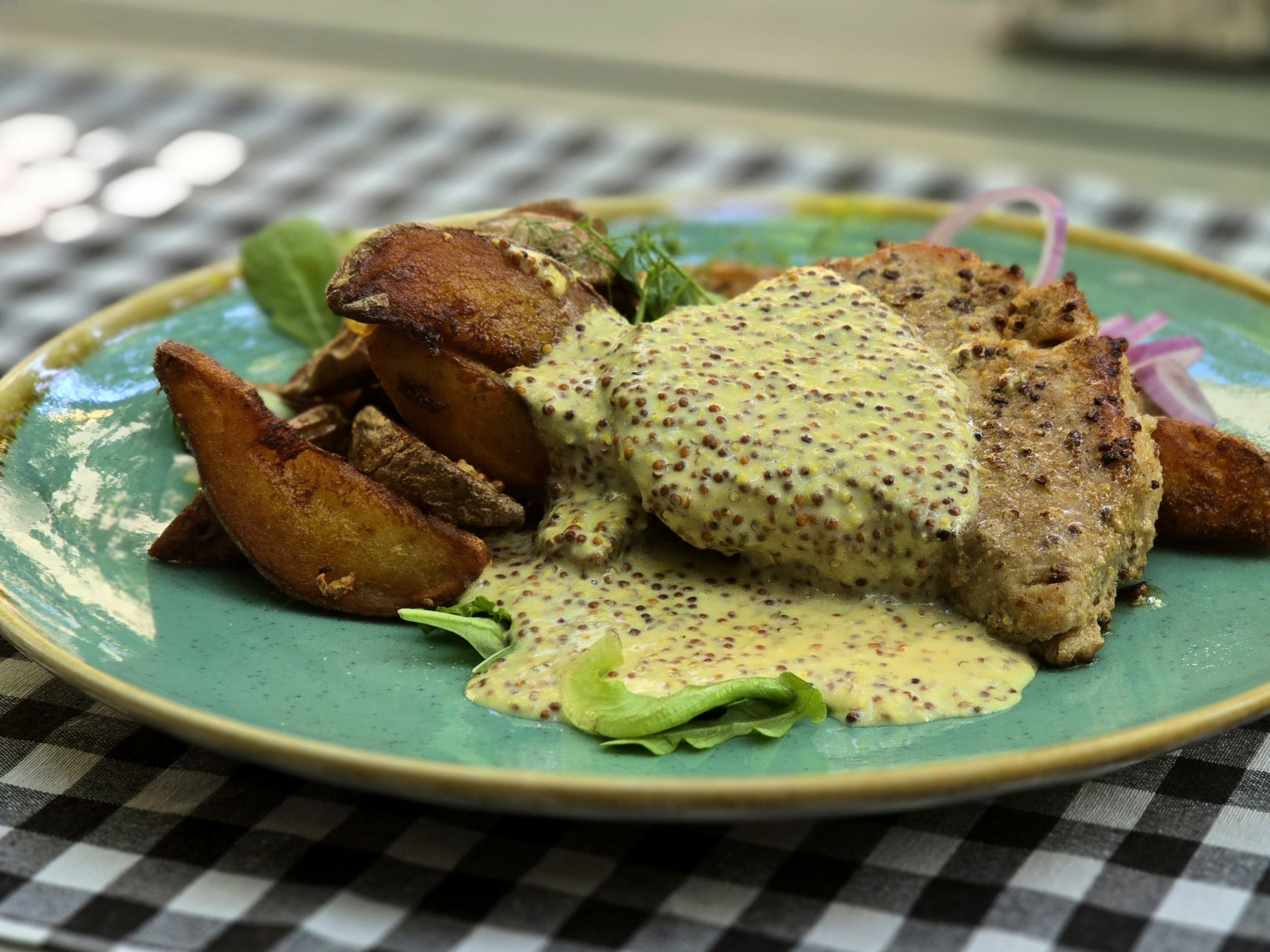 Dijoni mustáros sertéskaraj steak, héjával sült burgonyával