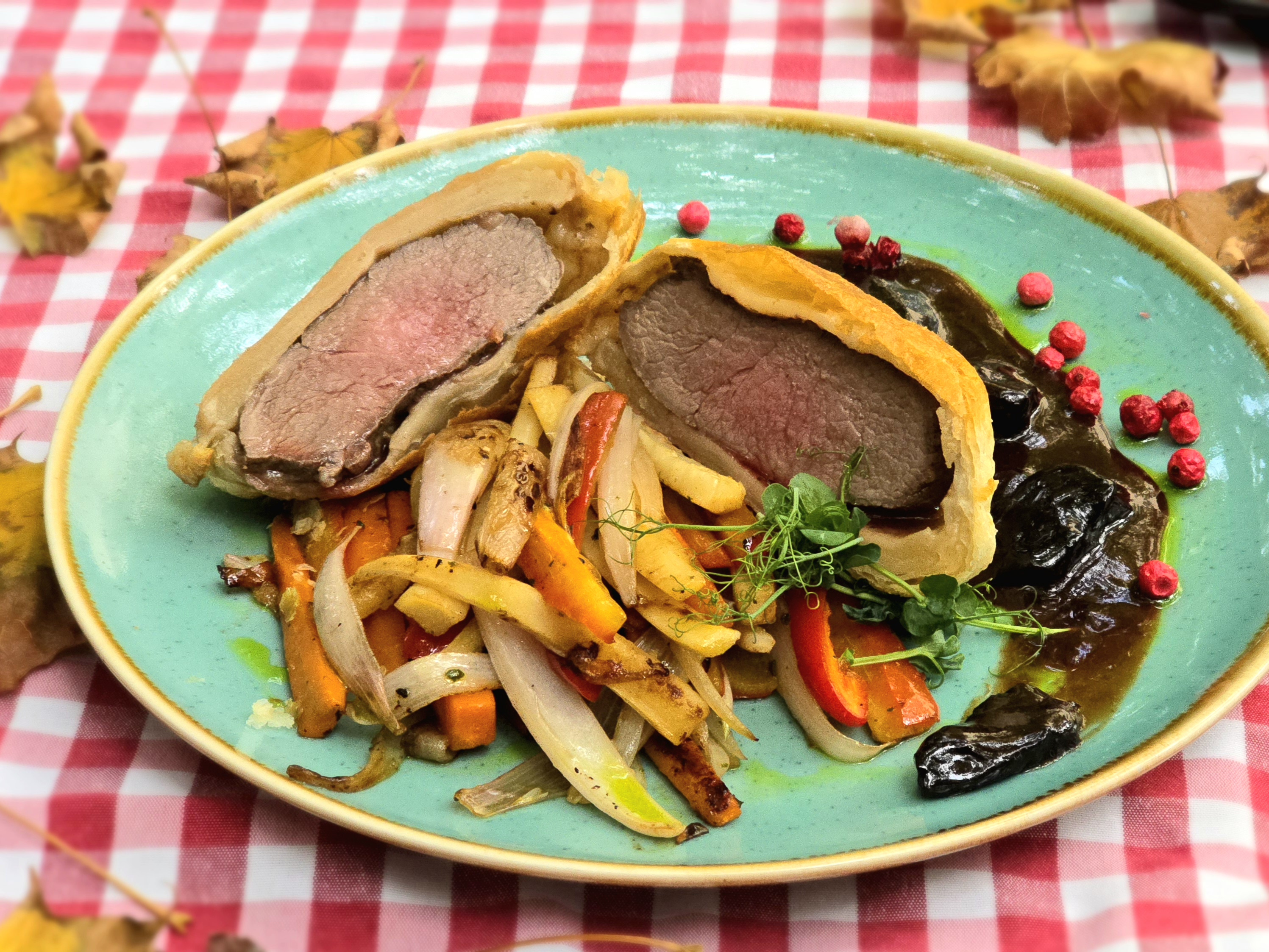 Wellington szarvasgerinc, aszalt szilva mártással, grillezett zöldségekkel