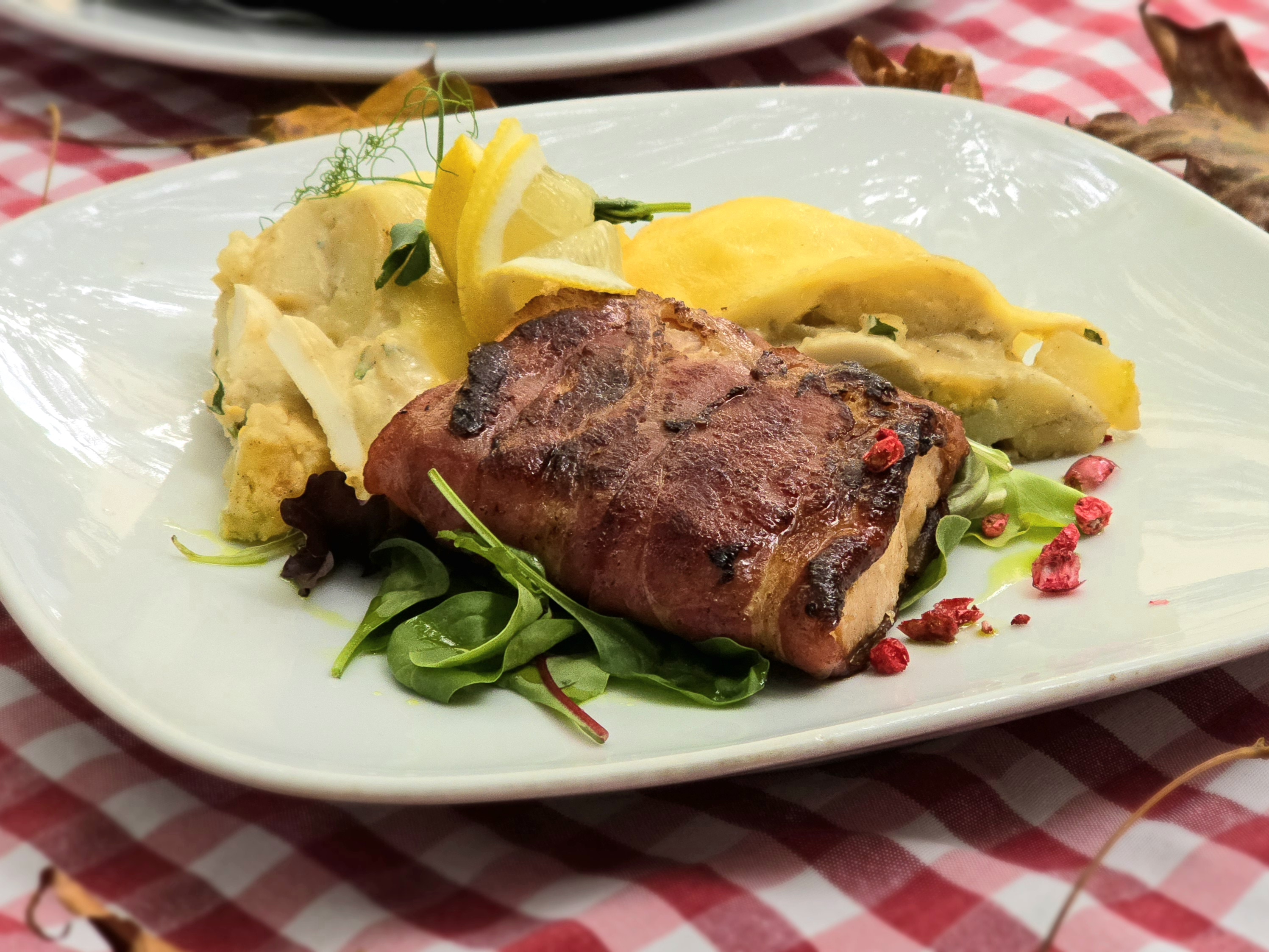 Vadlazac filé bacon köntösben, francia rakott burgonyával