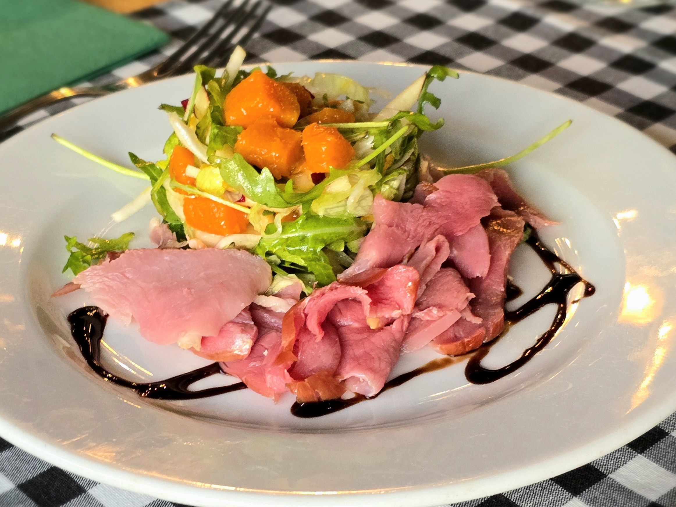 Füstölt libamell sütőtökös-mézes salátaágyon