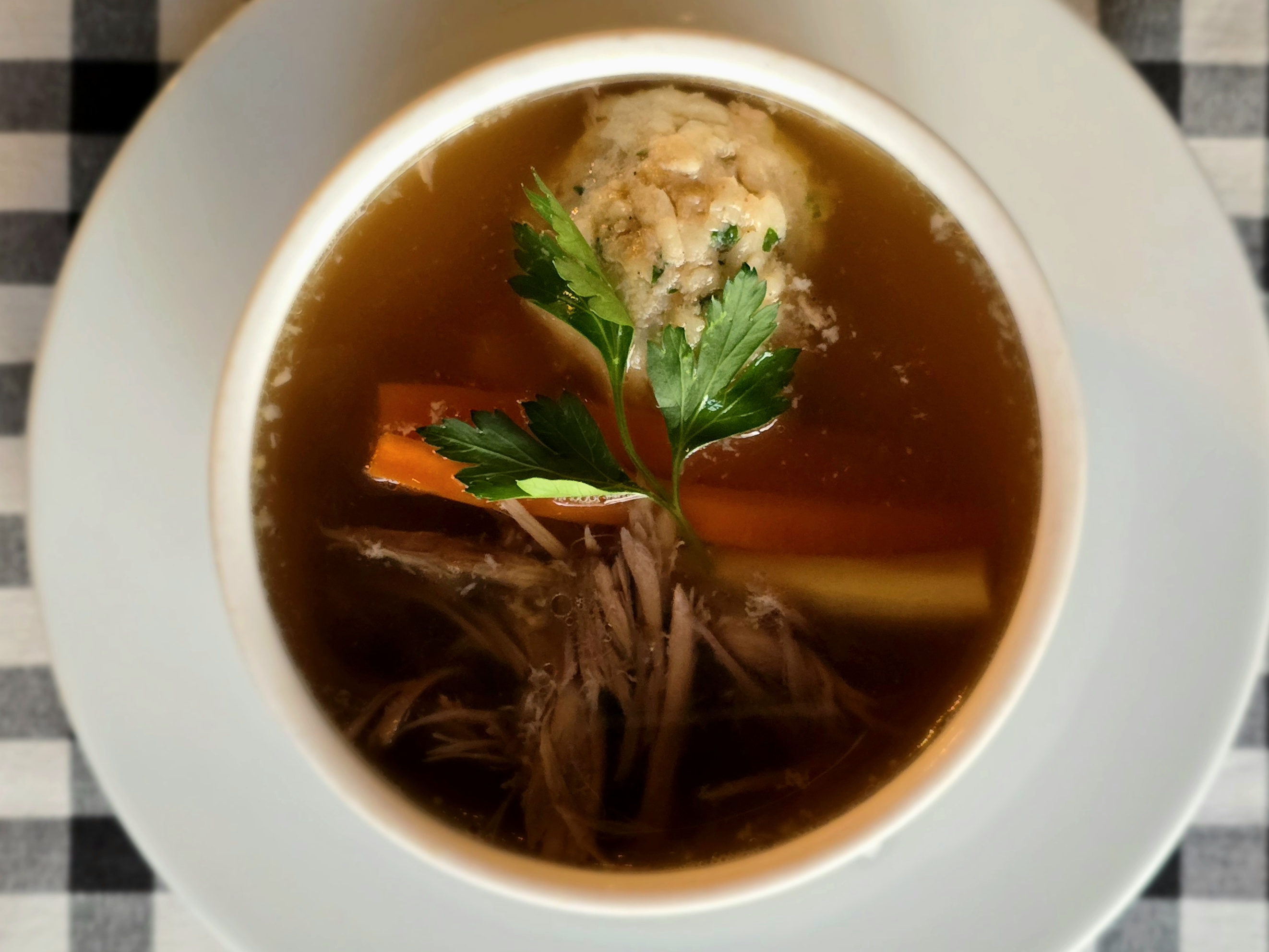 Libaleves maceszgombóccal, levesben főtt zöldségekkel, tépett liba hússal