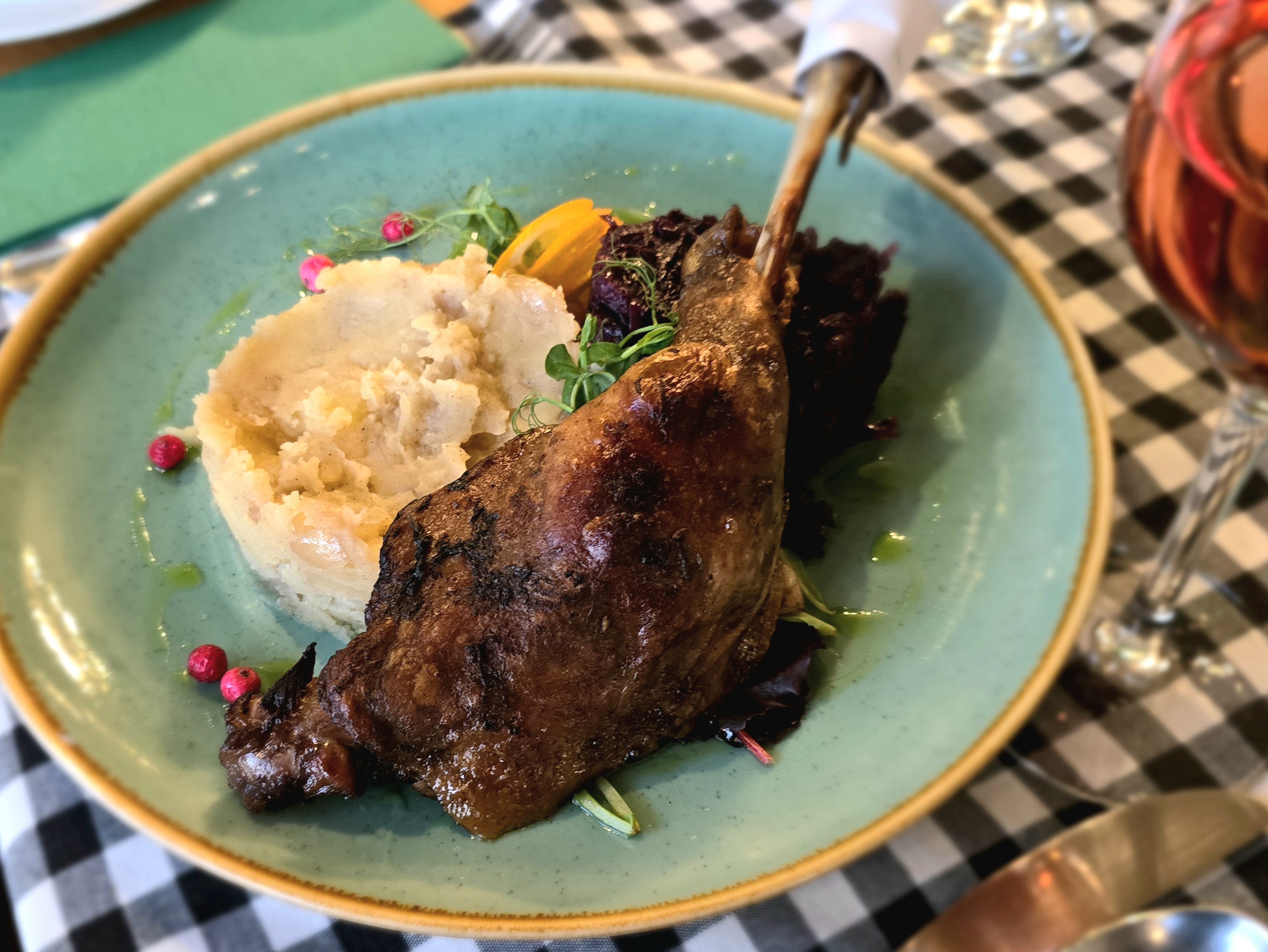  Sült libacomb párolt lilakáposztával, hagymás törtburgonyával