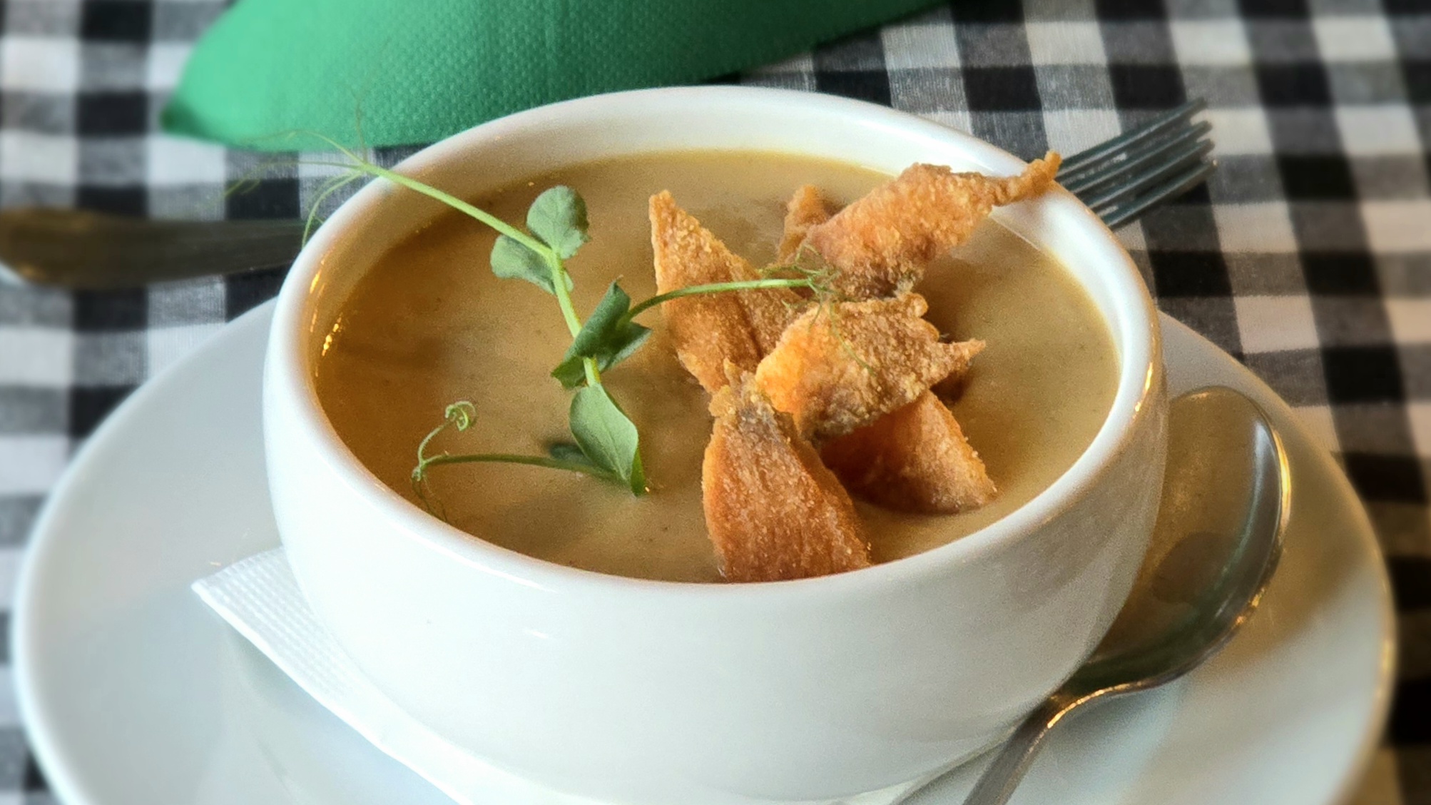 Halkrémleves lazac forgáccsal