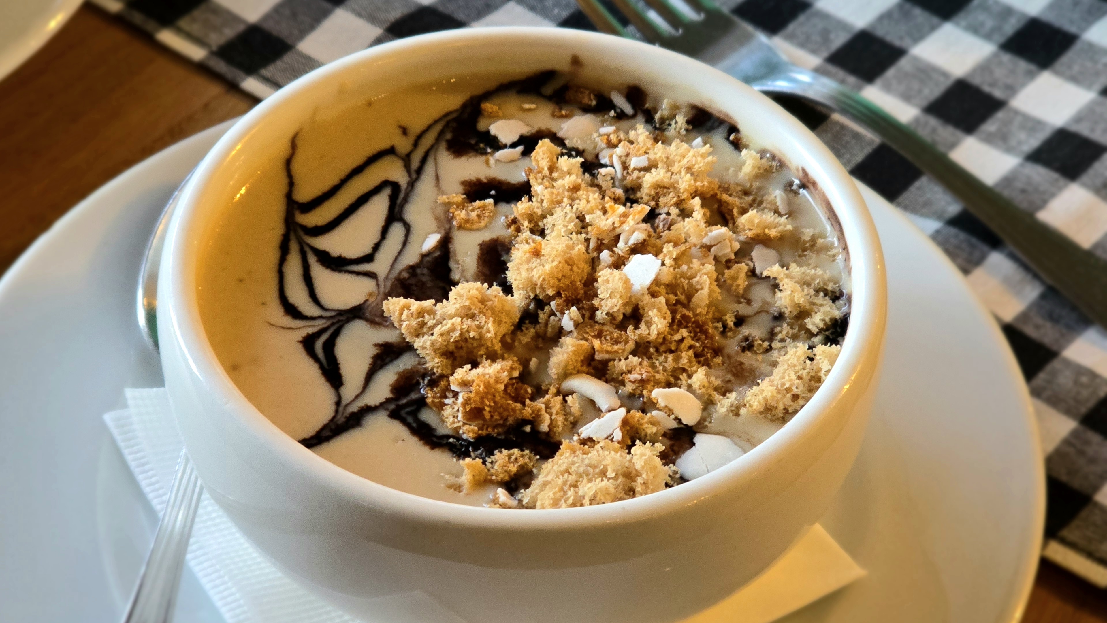 Rumos gesztenyekrémleves puszedli morzsával