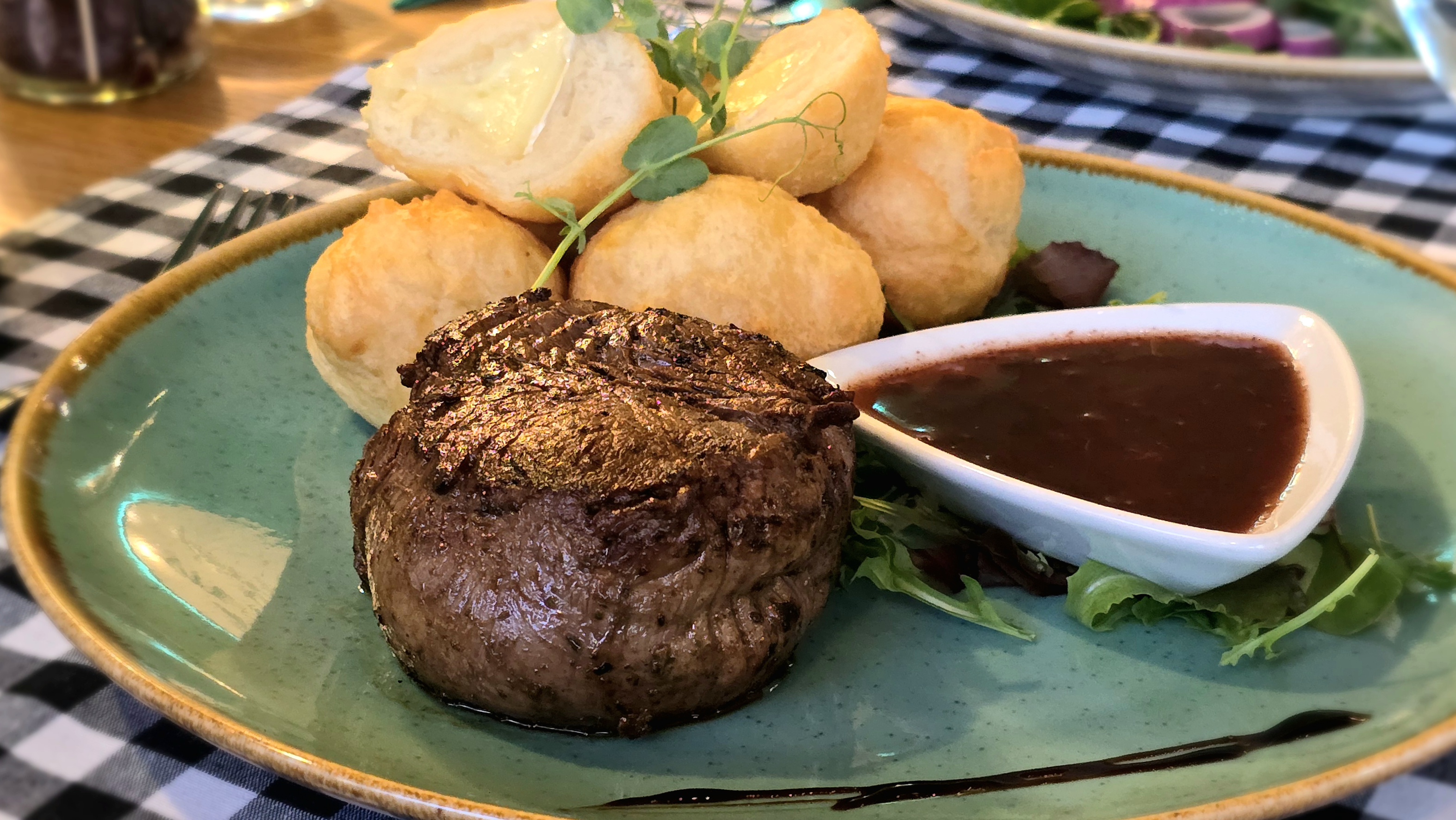 Bélszín steak camembert-es burgonyafánkkal,  forralt bor mártással 
