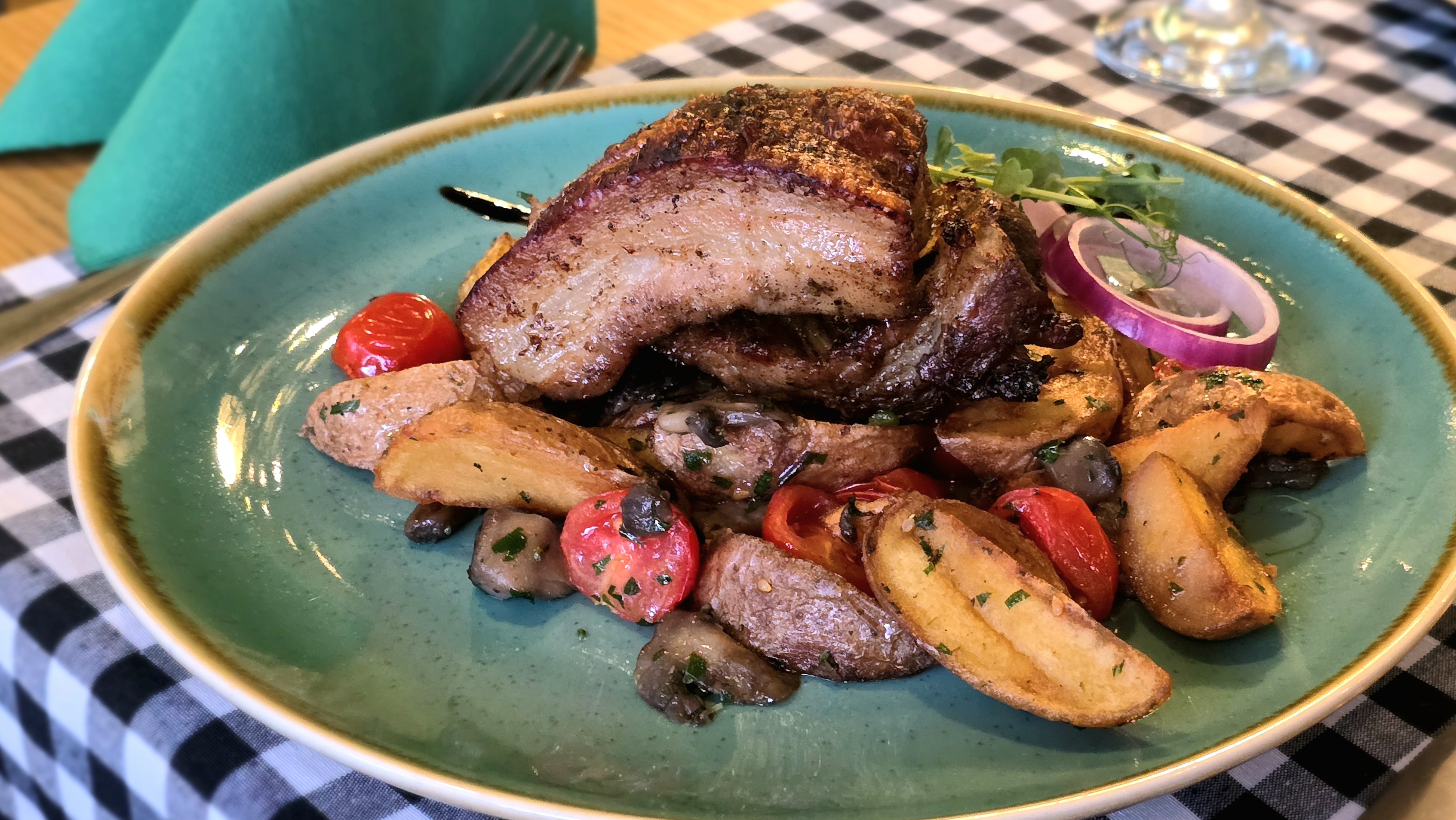 Göngyölt, ropogós császárhús erdei gombás, paradicsomos steak burgonyával