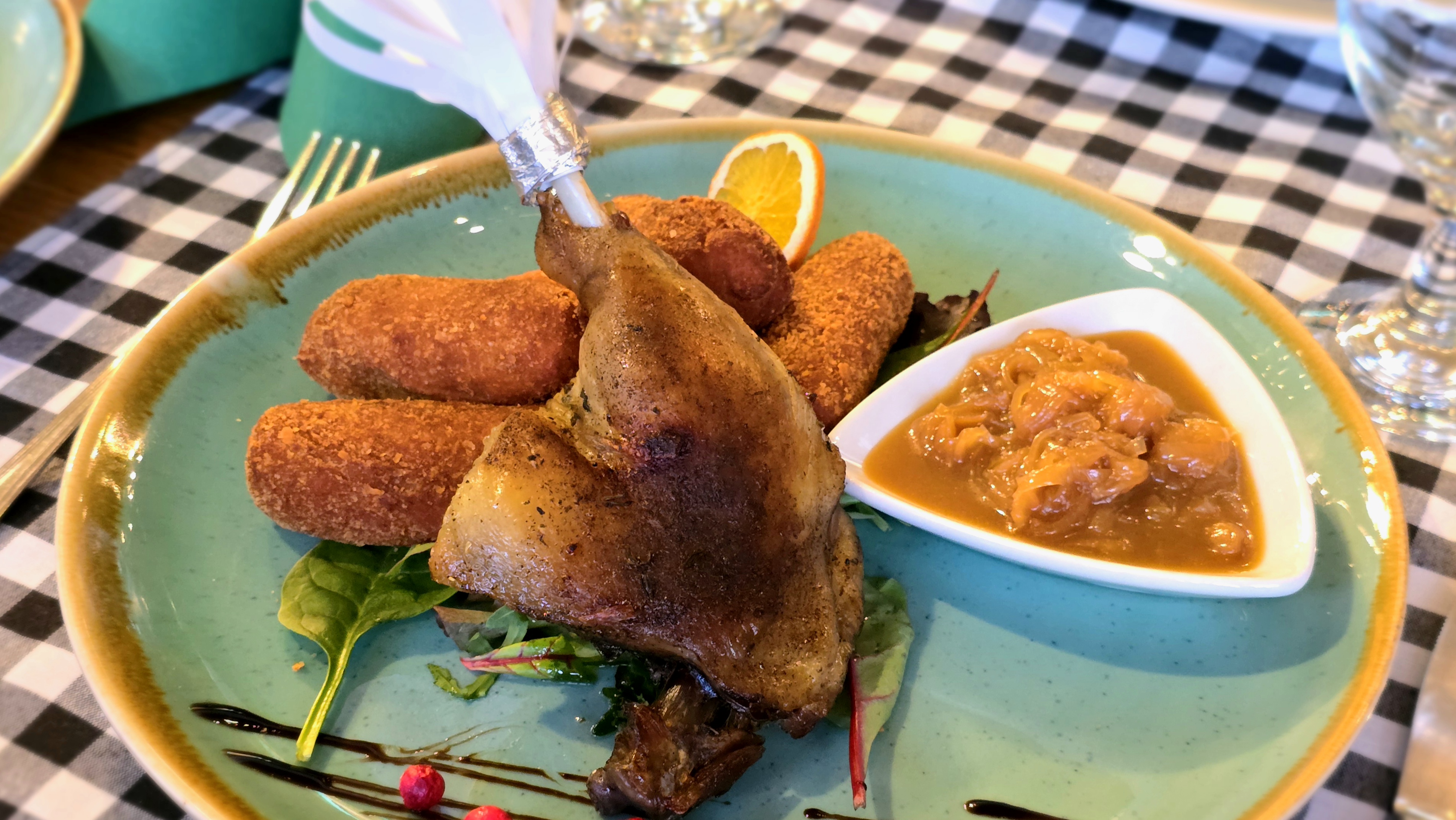 Sült kacsacomb narancsos chutney-val, házi burgonyakrokettel 