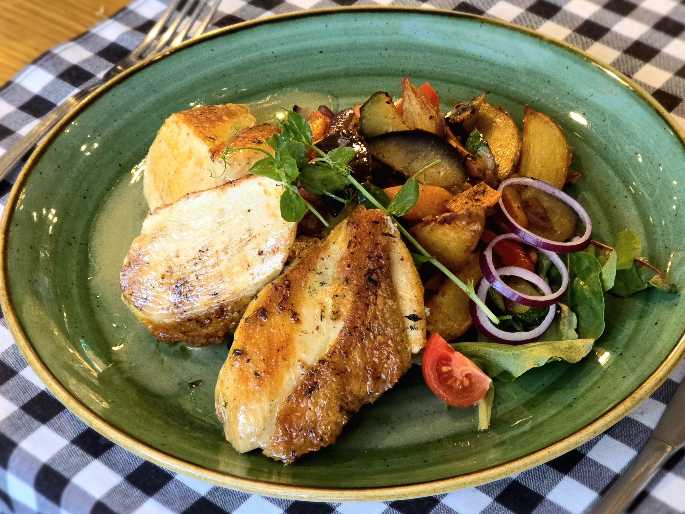 Részeges csirkemell bőrével pirítva, zöldséges steak burgonyával