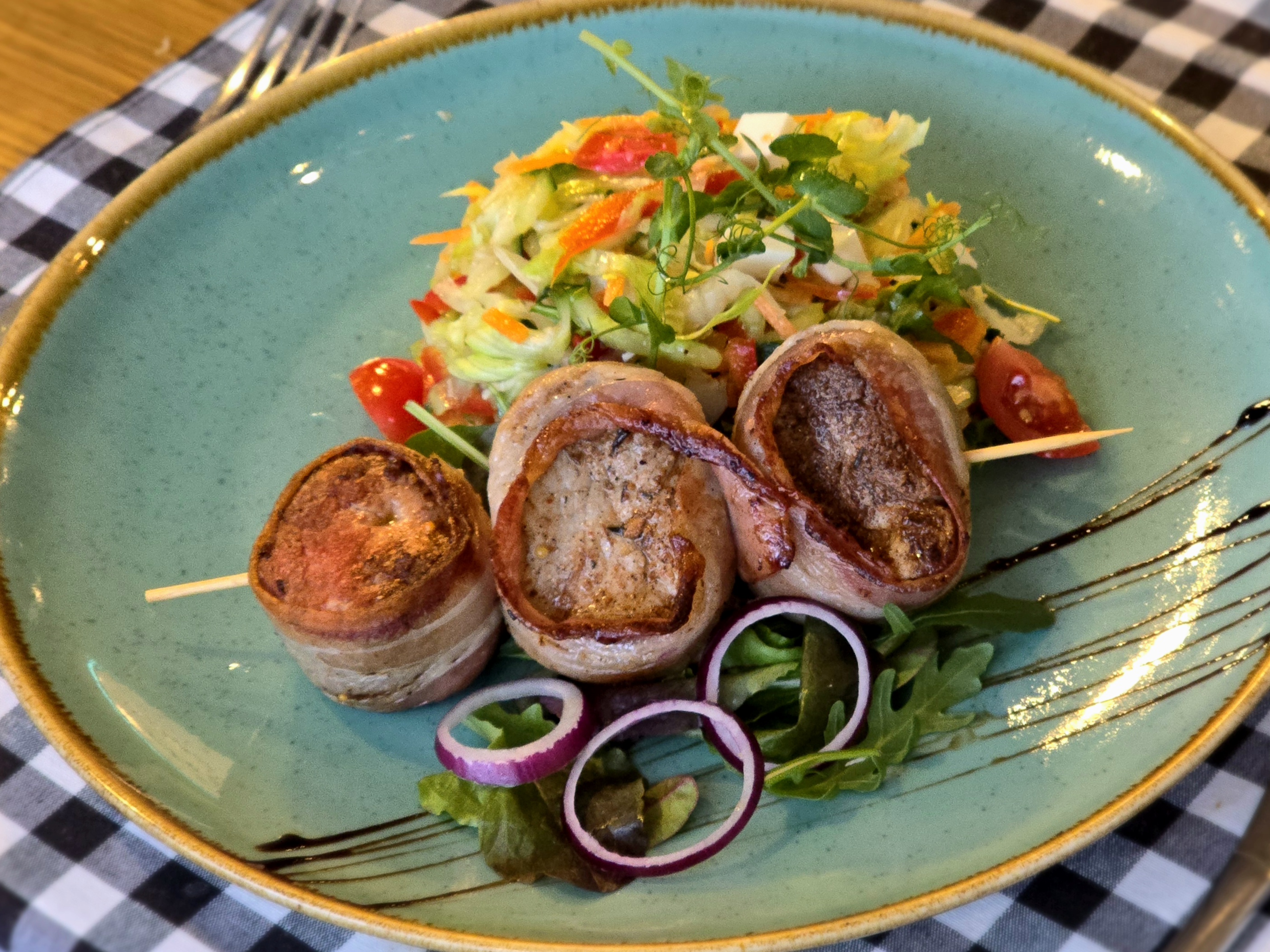 Szűz mignonok bacon gyűrűben, nyárson,  füstölt gomolyás friss salátával 