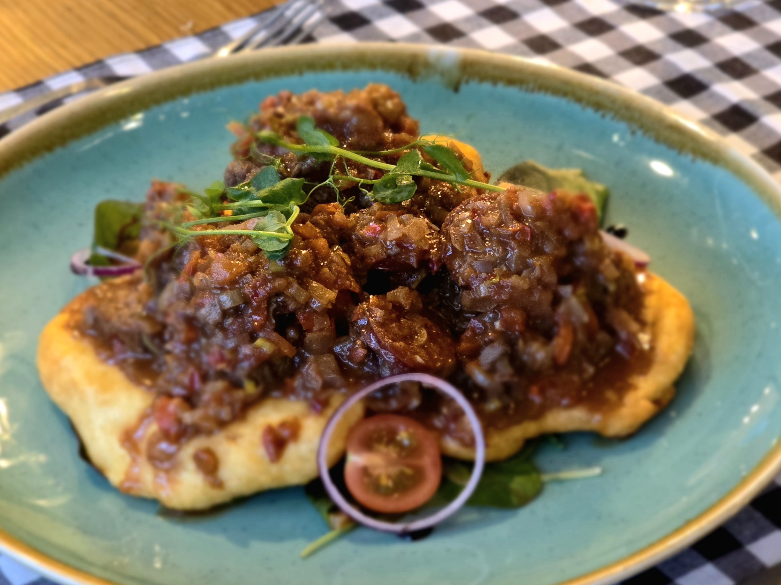 Tüzes bélszín falatok fűszeres lángoson