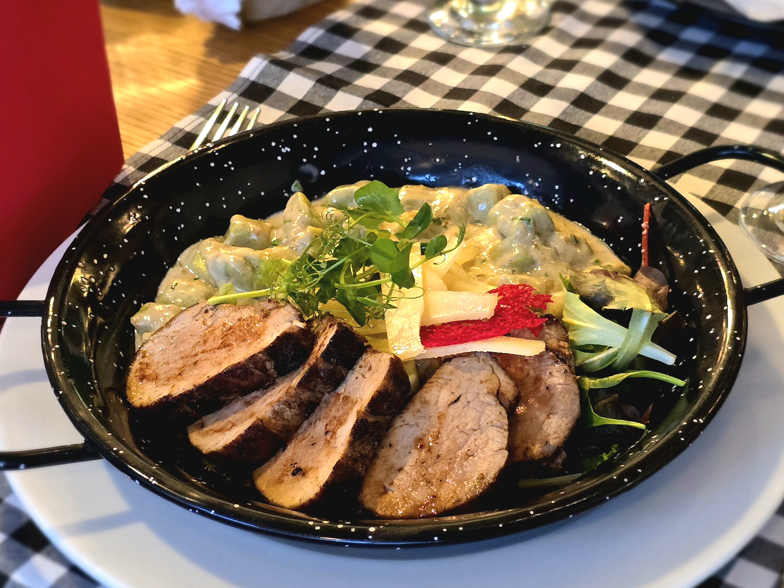 Sertés szűzpecsenye zöldborsós gnocchival, tejszínesen, parmezán forgáccsal