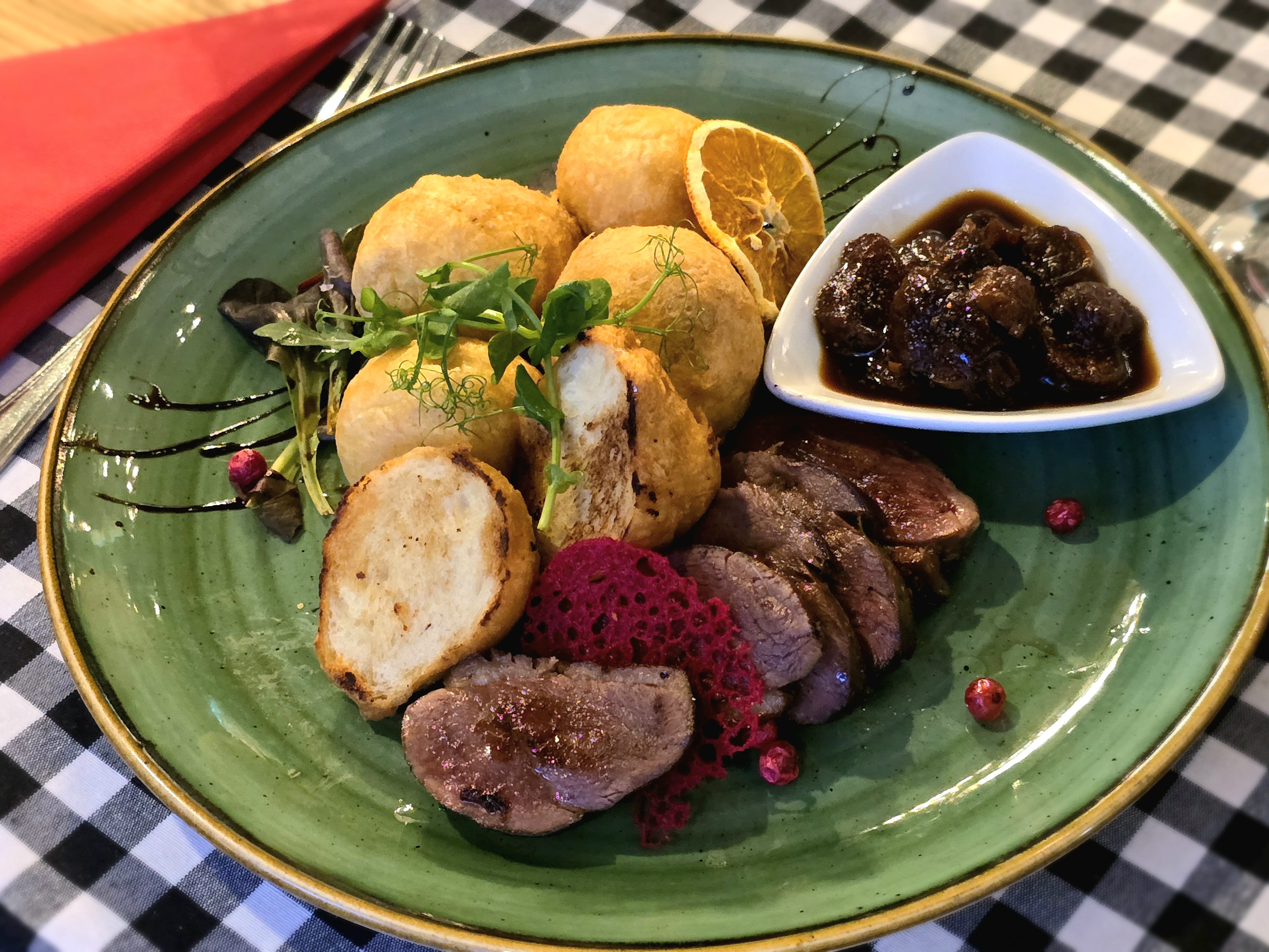 Rosé kacsamell mézes füge chutney-val, házi burgonyafánkkal