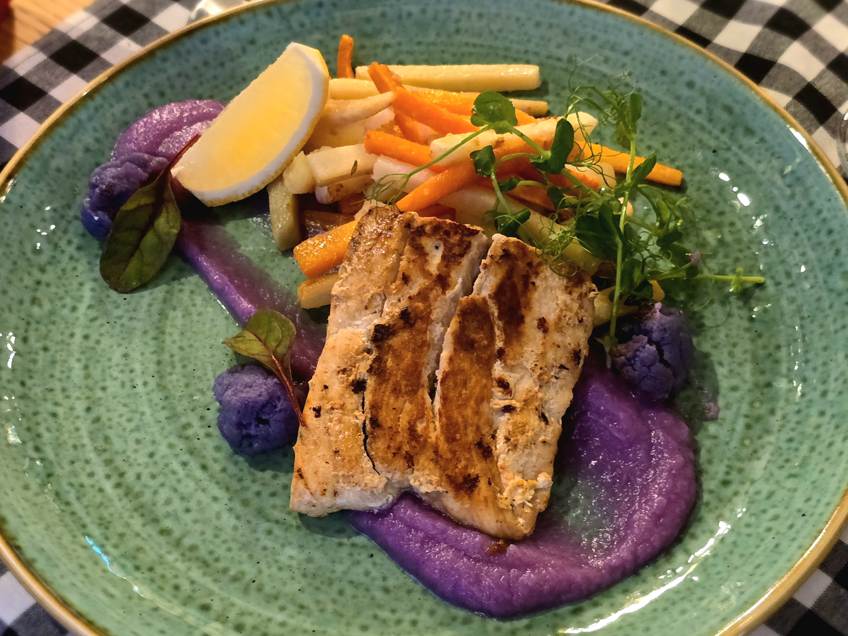 Vadlazac filé, lila karfiol püré, grillezett zöldségek és burgonya