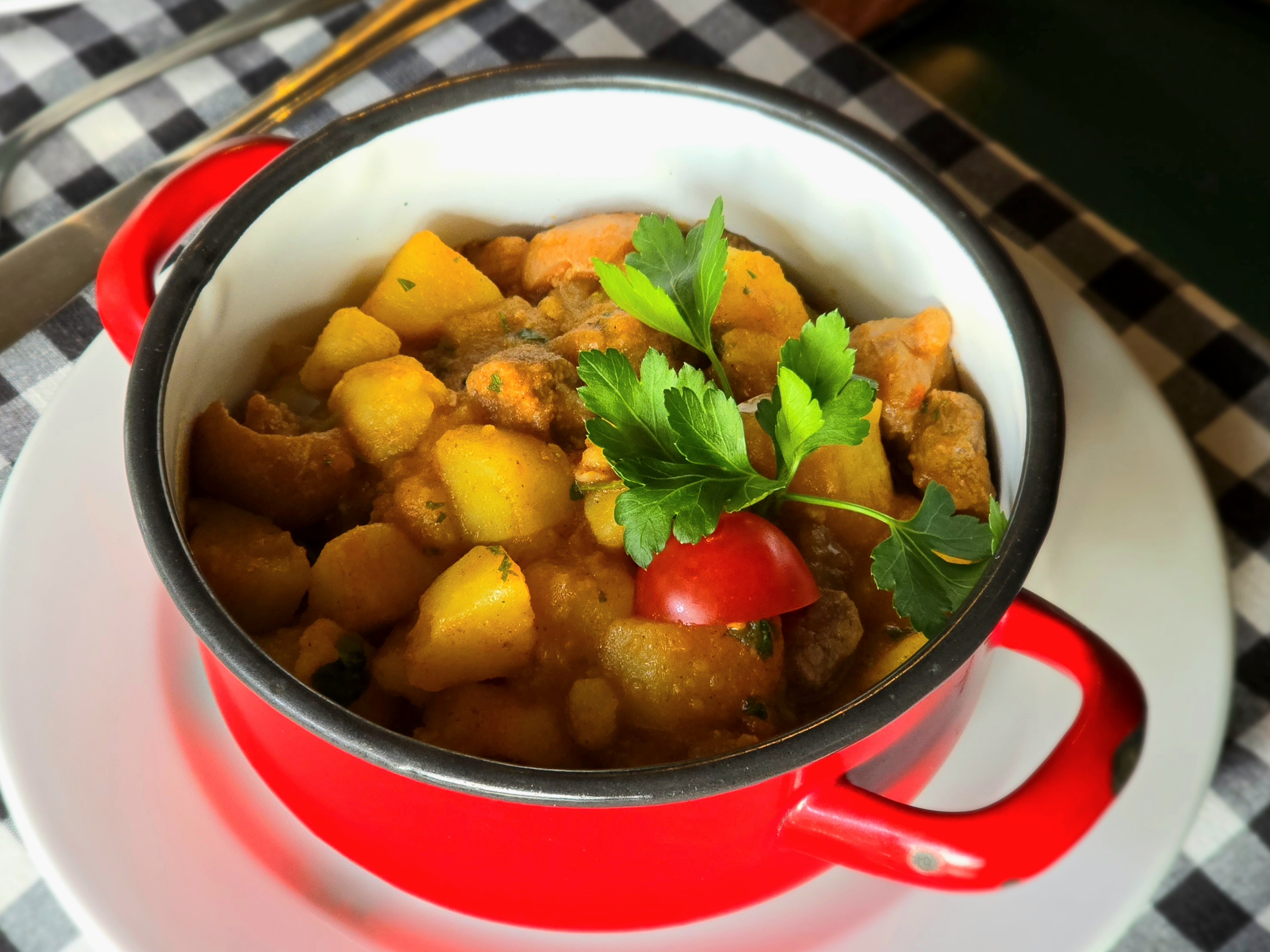 Pincepörkölt marhalábszárból és sertés csülökből, főtt burgonyával