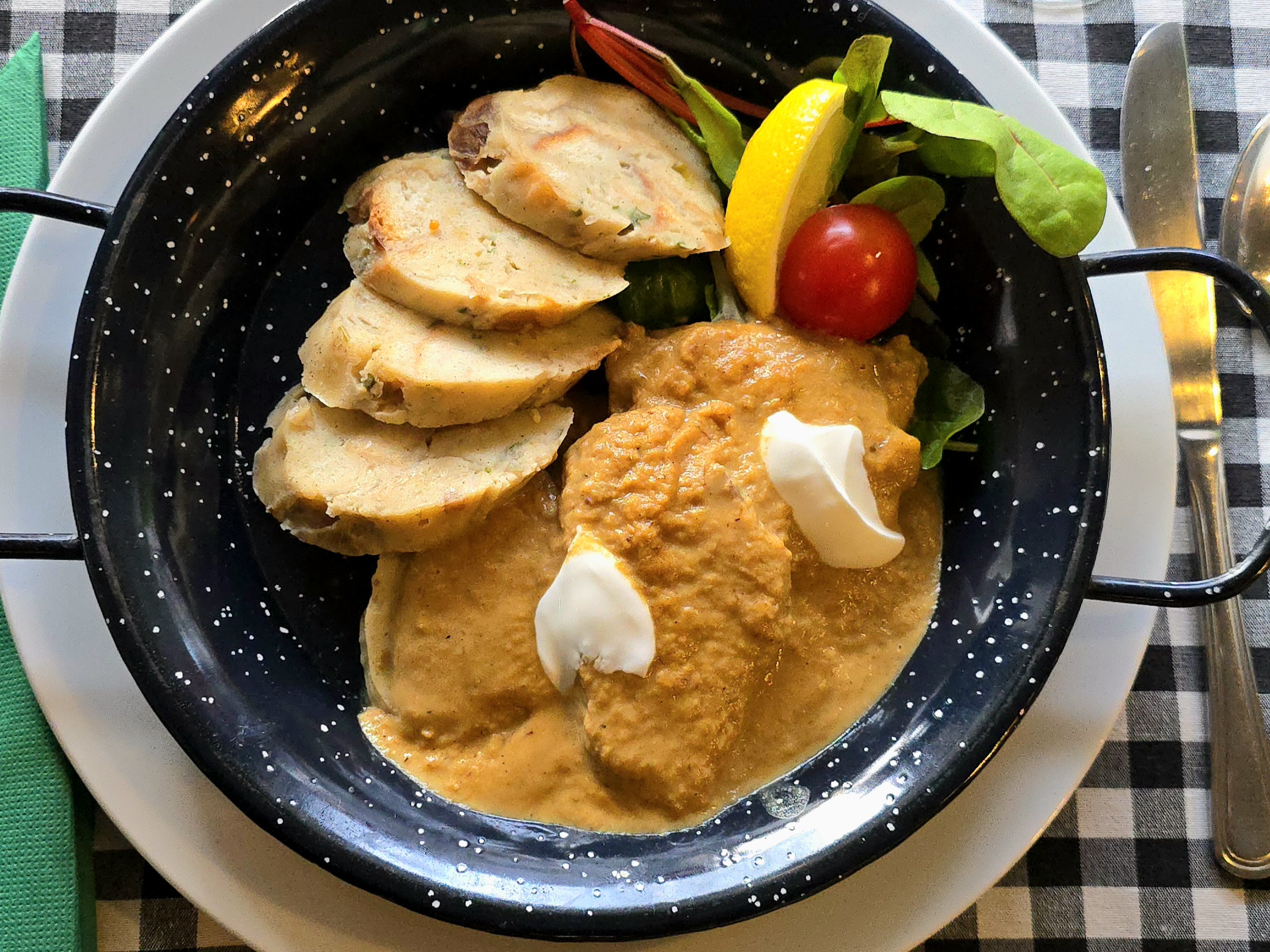 Vadas marha szalvétagombóccal