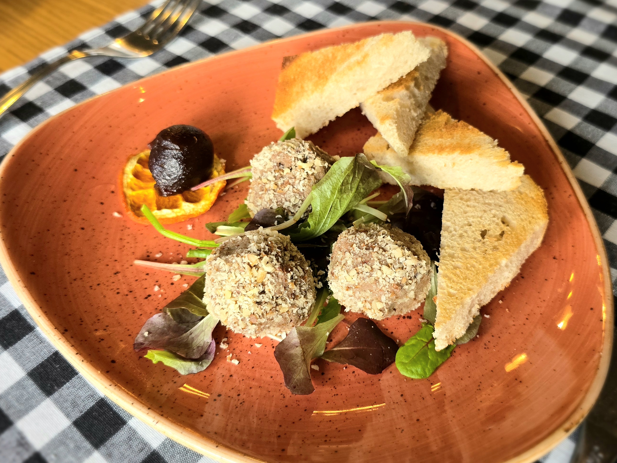 Aszalt gyümölcsös kacsamáj trüffel dióbundában