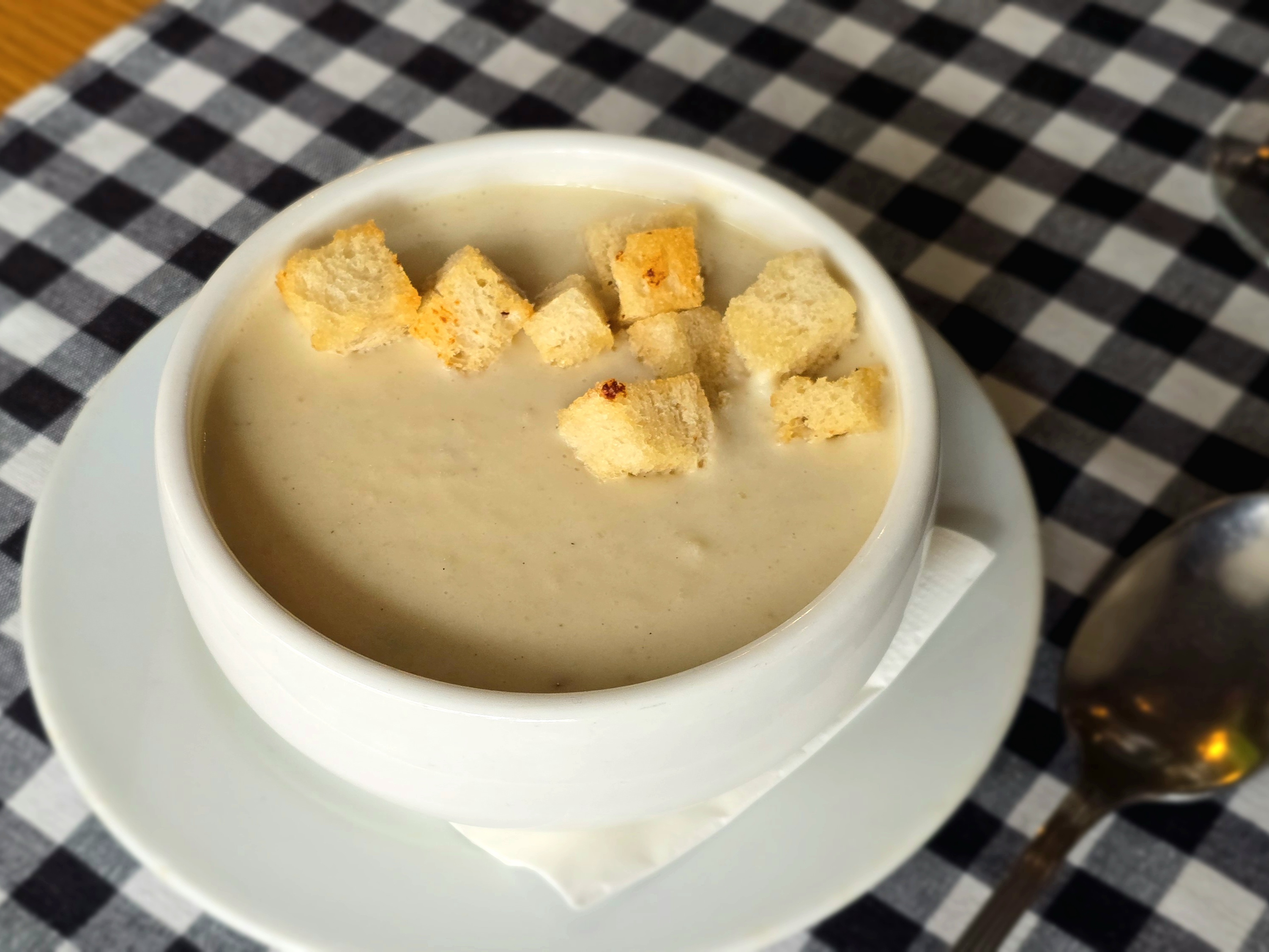 Zeller krémleves fokhagymás zsemlekockákkal