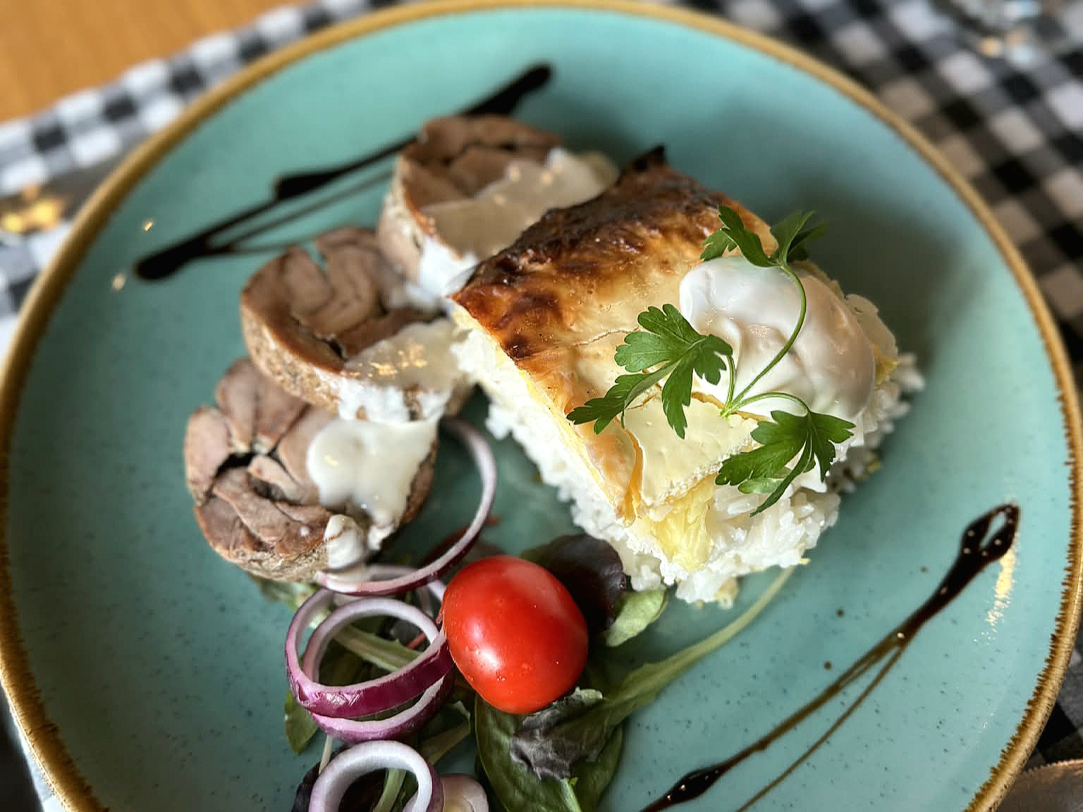 Fokhagymás, göngyölt pulykacomb húsmentes rakott kelkáposztával